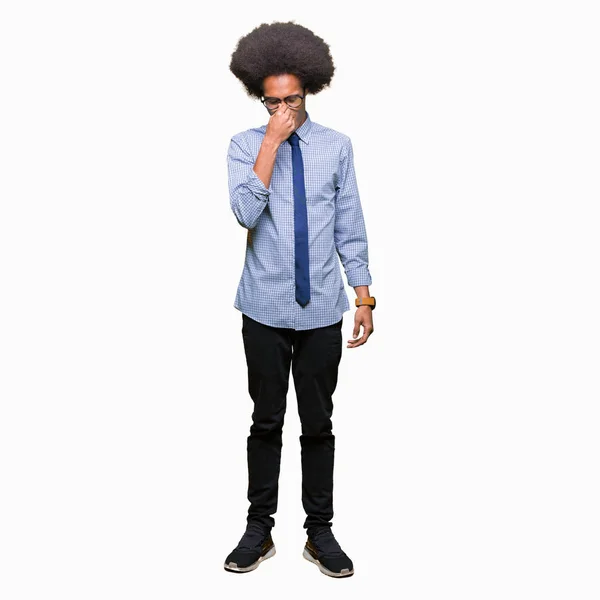 Joven Hombre Negocios Afroamericano Con Cabello Afro Con Gafas Cansadas —  Fotos de Stock