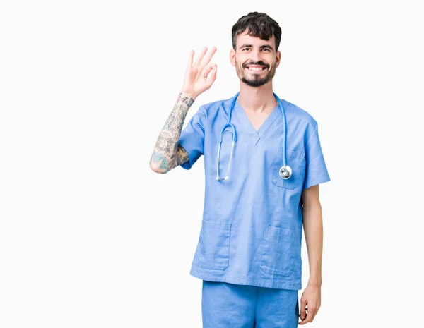 Joven Enfermero Guapo Vistiendo Uniforme Cirujano Sobre Fondo Aislado Sonriendo —  Fotos de Stock