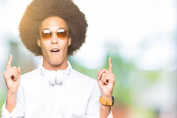 Young African American Man Afro Hair Wearing Sunglasses Headphones Amazed — Stock Photo, Image