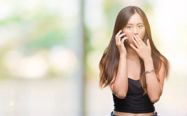 Jonge Aziatische Vrouw Aan Telefoon Spreken Geïsoleerde Achtergrond Dekking Mond — Stockfoto