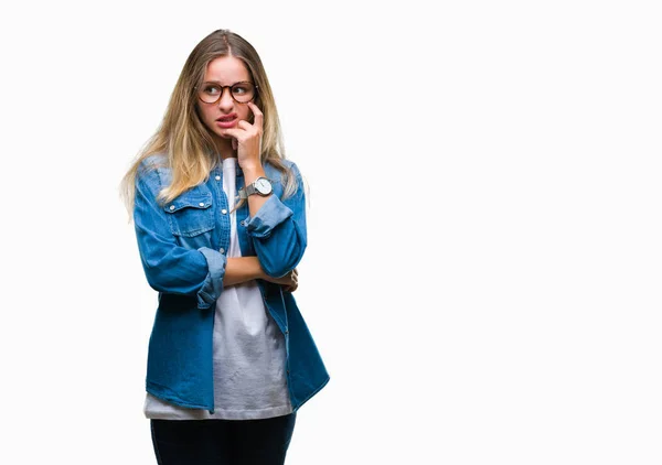 Jovem Bela Mulher Loira Vestindo Óculos Sobre Fundo Isolado Olhando — Fotografia de Stock