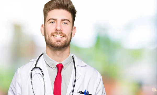 Νεαρός Γιατρός Όμορφος Άνθρωπος Φορώντας Ιατρική Παλτό Χέρια Μαζί Και — Φωτογραφία Αρχείου