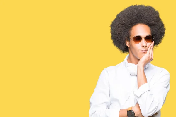 Mladý Americký Muž Afro Vlasy Nosit Sluneční Brýle Sluchátka Myšlení — Stock fotografie
