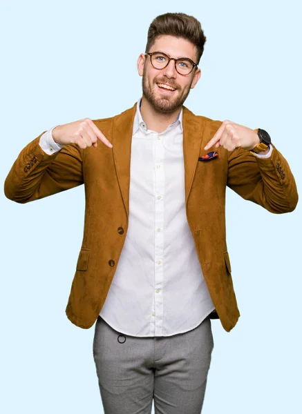 Jovem Homem Negócios Bonito Usando Óculos Olhando Confiante Com Sorriso — Fotografia de Stock