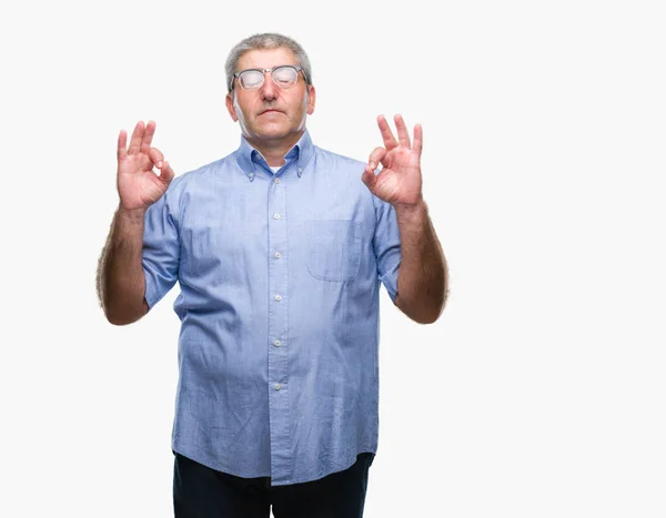 Bonito Homem Sênior Usando Óculos Sobre Fundo Isolado Relaxar Sorrir — Fotografia de Stock