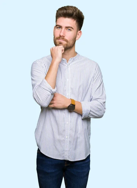 Junger Gutaussehender Mann Mit Der Hand Kinn Der Über Fragen — Stockfoto