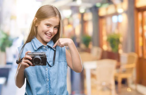 Joven Hermosa Chica Tomando Fotos Utilizando Cámara Vintage Sobre Fondo —  Fotos de Stock