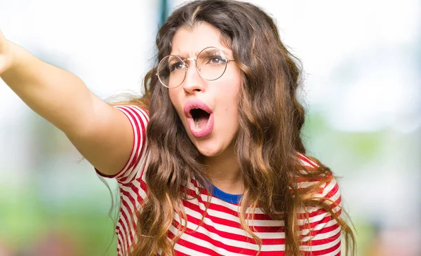 Joven Hermosa Mujer Con Gafas Señalando Con Dedo Sorprendido Por —  Fotos de Stock