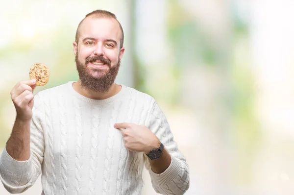 Giovane Hipster Uomo Mangiare Gocce Cioccolato Cookie Sfondo Isolato Con — Foto Stock