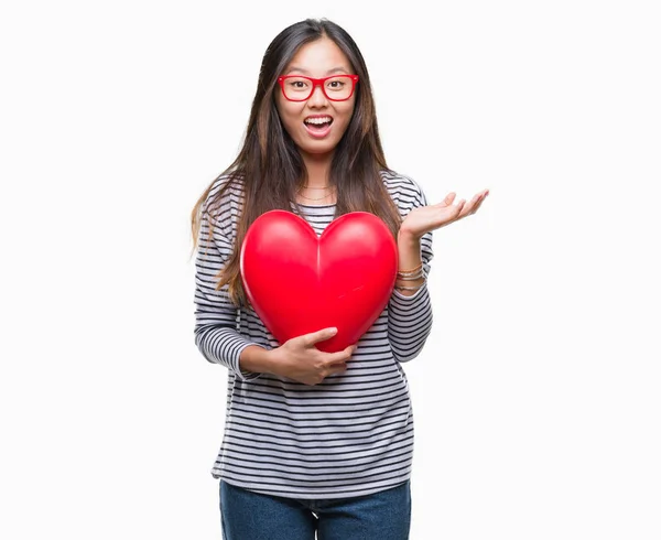 Junge Asiatische Verliebte Frau Mit Leseherz Über Isoliertem Hintergrund Sehr — Stockfoto