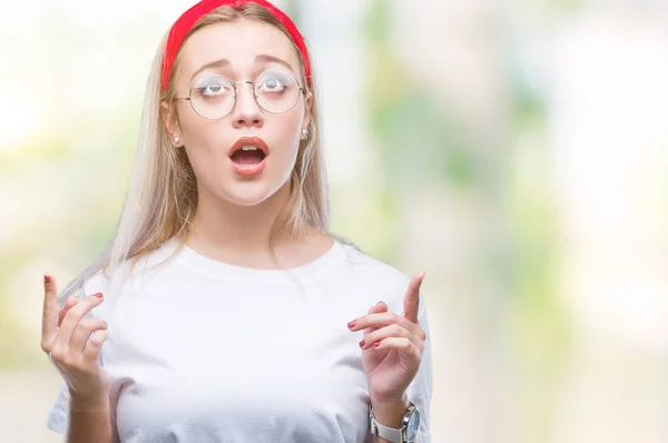 Mujer Rubia Joven Con Gafas Sobre Fondo Aislado Asombrado Sorprendido — Foto de Stock