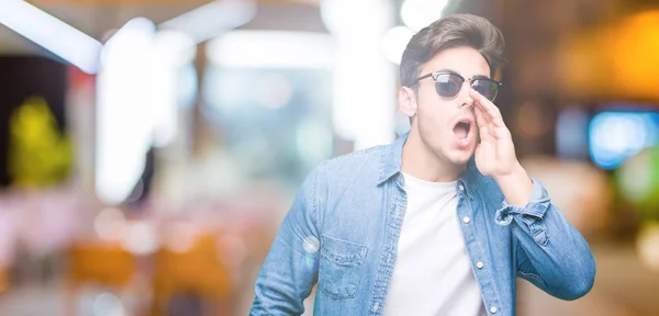 Jonge Knappe Man Dragen Van Een Zonnebril Geïsoleerde Achtergrond Schreeuwen — Stockfoto