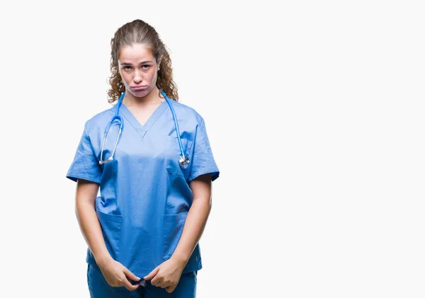 年轻的黑发医生女孩穿着护士或外科医生制服在孤立的背景郁闷和担心苦恼 哭得愤怒和害怕 悲伤的表达 — 图库照片