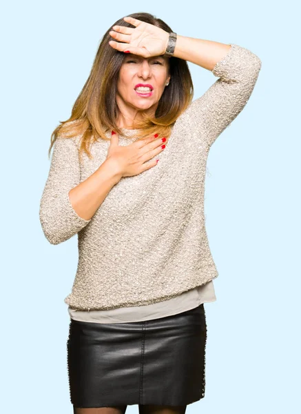 Schöne Frau Mittleren Alters Die Modepullover Trägt Die Stirn Bei — Stockfoto