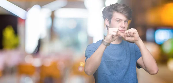 Jovem Homem Bonito Vestindo Camiseta Azul Sobre Fundo Isolado Punho — Fotografia de Stock