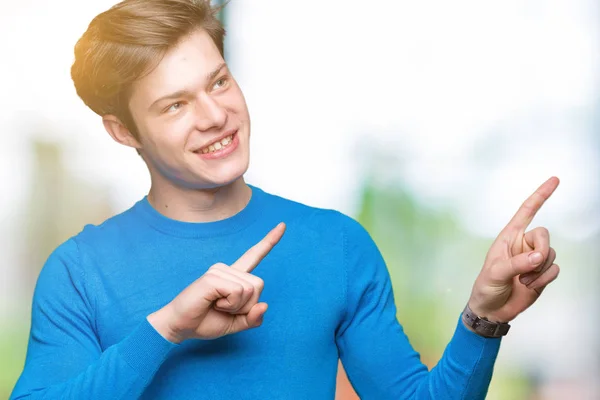 Joven Hombre Guapo Con Suéter Azul Sobre Fondo Aislado Sonriendo —  Fotos de Stock