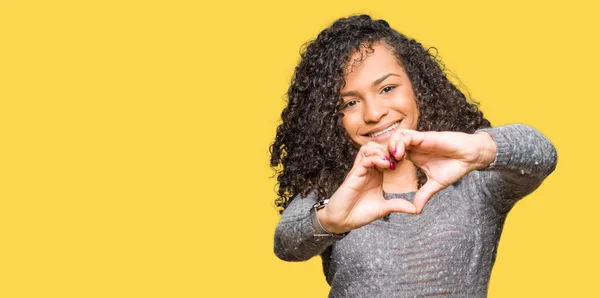 Mooie Jongedame Met Het Dragen Van Krullend Haar Grijze Trui — Stockfoto