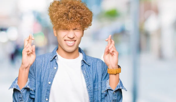 Homem Bonito Jovem Com Cabelo Afro Usando Jaqueta Ganga Sorrindo — Fotografia de Stock