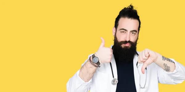 Lekarz Długimi Włosami Sobie Medycznych Płaszcz Stetoskop Robi Kciuki Górę — Zdjęcie stockowe
