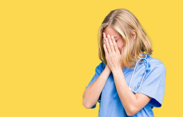 Hermosa Joven Doctora Vistiendo Uniforme Médico Sobre Fondo Aislado Con — Foto de Stock