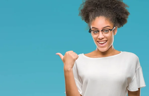 Joven Mujer Afroamericana Con Gafas Sobre Fondo Aislado Sonriendo Con —  Fotos de Stock