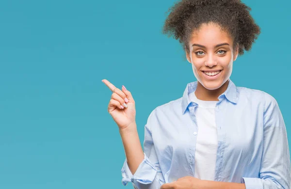 Jonge Afro Amerikaanse Vrouw Geïsoleerde Achtergrond Met Een Grote Glimlach — Stockfoto