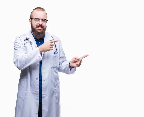 Jovem Homem Médico Caucasiano Vestindo Casaco Branco Médico Sobre Fundo — Fotografia de Stock