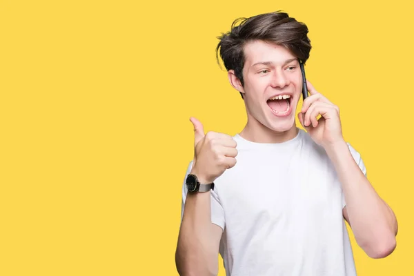 Joven Hablando Teléfono Inteligente Sobre Fondo Aislado Feliz Con Una —  Fotos de Stock