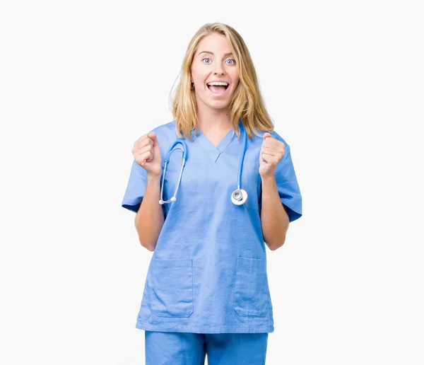 Piękny Młody Lekarz Kobieta Noszenia Uniform Medyczny Białym Tle Obchodzi — Zdjęcie stockowe