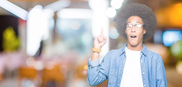 Joven Hombre Afroamericano Con Pelo Afro Con Gafas Apuntando Con — Foto de Stock