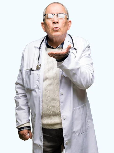 Stilig Senior Doktor Man Klädd Medicinsk Coat Tittar Kameran Blåser — Stockfoto