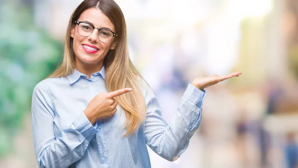 Joven Mujer Negocios Hermosa Con Gafas Sobre Fondo Aislado Sorprendido — Foto de Stock