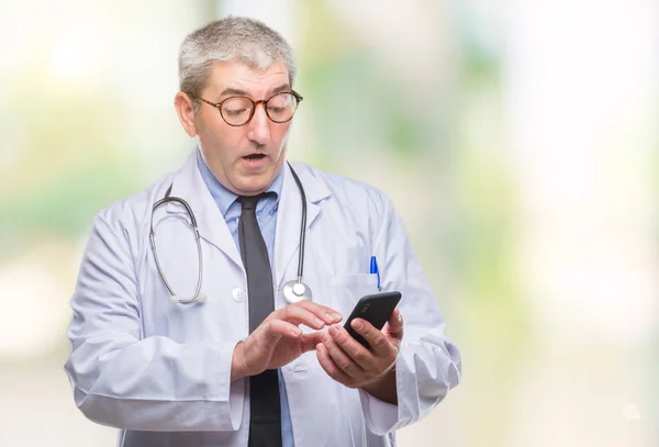 Hombre Guapo Médico Senior Que Envía Mensajes Texto Usando Smarpthone —  Fotos de Stock