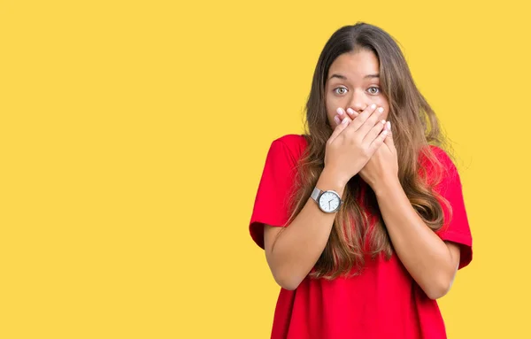 Young Beautiful Brunette Woman Wearing Red Shirt Isolated Background Shocked — Stock Photo, Image