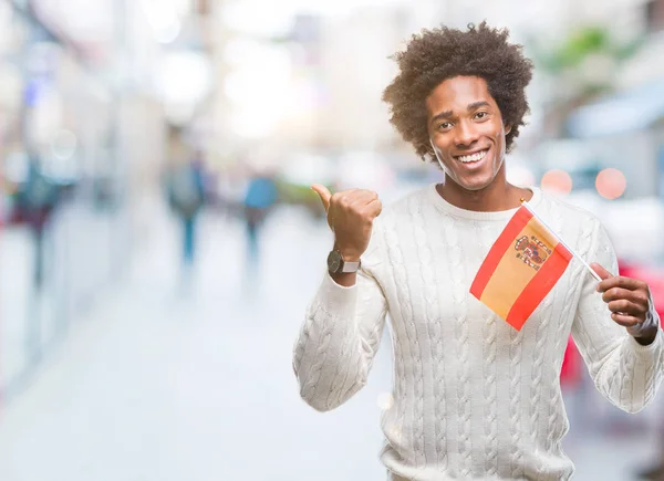 Afro American Człowiek Flaga Hiszpania Białym Tle Wskazując Wyświetlono Kciukiem — Zdjęcie stockowe