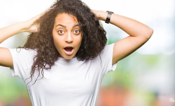 Joven Hermosa Chica Con Pelo Rizado Con Casual Camiseta Blanca —  Fotos de Stock