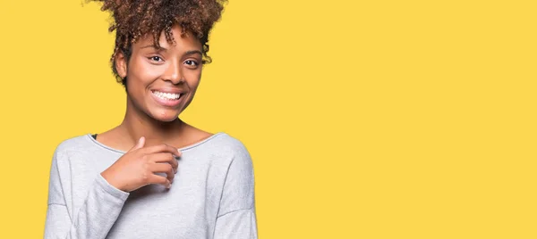 Linda Jovem Afro Americana Sobre Fundo Isolado Olhando Confiante Para — Fotografia de Stock