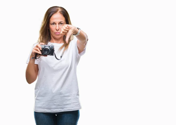 Spaanse Vrouw Van Middelbare Leeftijd Fotograferen Met Vintage Fotocamera Geïsoleerd — Stockfoto