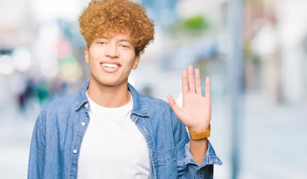 Mladý Pohledný Muž Afro Vlasy Nosit Džínové Sako Waiving Rčení — Stock fotografie