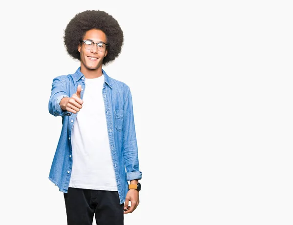 Mladý Americký Muž Afro Vlasy Nosí Brýle Dělá Šťastné Palec — Stock fotografie