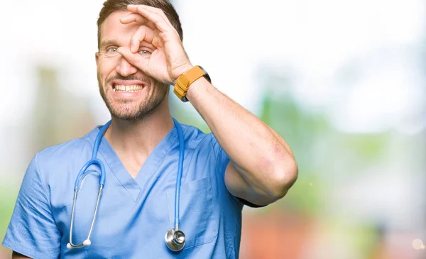 Schöner Arzt Mann Trägt Medizinische Uniform Über Isoliertem Hintergrund Tun — Stockfoto