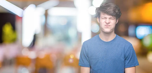 Jonge Knappe Man Blauw Shirt Dragen Geïsoleerde Achtergrond Puffend Wangen — Stockfoto