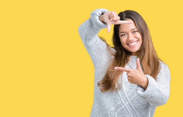 Giovane Bella Donna Bruna Indossa Maglione Sfondo Isolato Sorridente Rendendo — Foto Stock