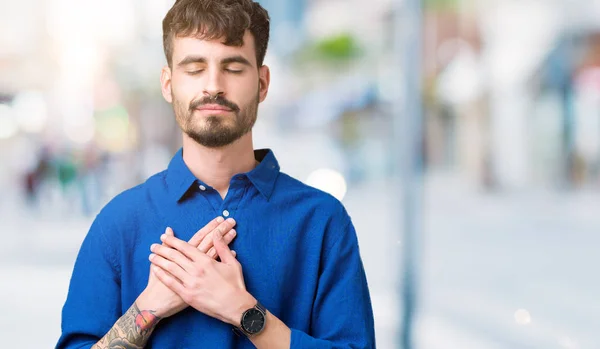 Joven Hombre Guapo Sobre Fondo Aislado Sonriendo Con Las Manos — Foto de Stock