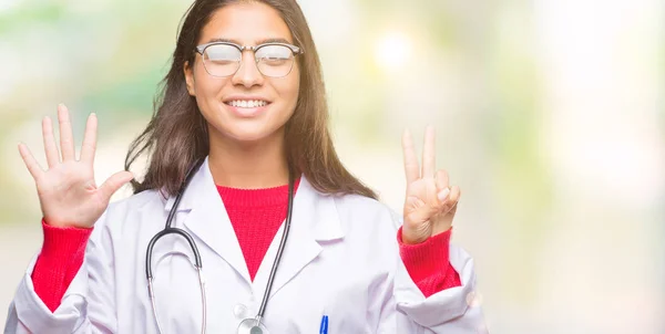孤立した背景表示と指で上向きに若いアラブ医師女性数は自信を持って 幸せな笑みを浮かべている間 — ストック写真