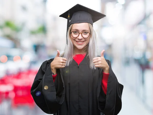Mujer Rubia Joven Con Uniforme Graduado Sobre Signo Éxito Fondo — Foto de Stock