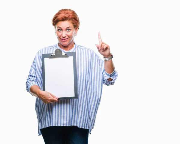 Senior Kaukasische Zakelijke Vrouw Bedrijf Klembord Geïsoleerd Achtergrond Verrast Met — Stockfoto