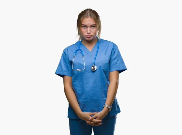 年轻的高加索医生妇女穿着外科医生制服在孤立的背景郁闷和担心苦恼 哭得愤怒和害怕 悲伤的表达 — 图库照片