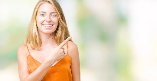 Hermosa Joven Con Camisa Naranja Sobre Fondo Aislado Alegre Con —  Fotos de Stock