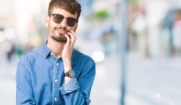 Jeune Bel Homme Portant Des Lunettes Soleil Sur Fond Isolé — Photo